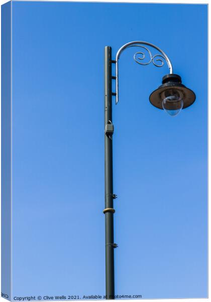 Single street lamp Canvas Print by Clive Wells