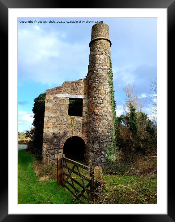 Old tin mine chimney stack cornwall  Framed Mounted Print by Les Schofield