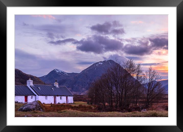 Black rock cottage Framed Mounted Print by chris smith