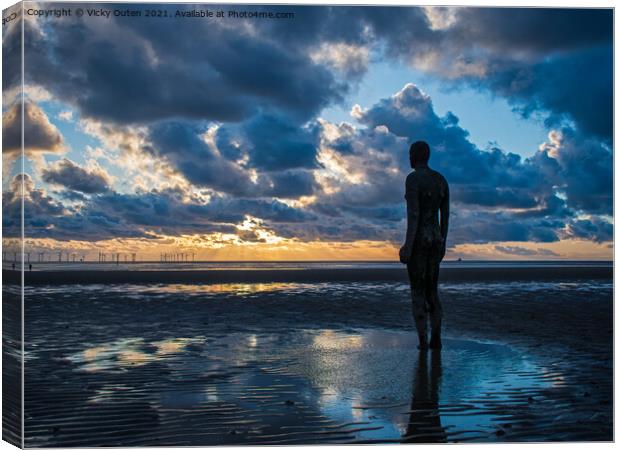 Anthony Gormley Statue standing on a beach in fron Canvas Print by Vicky Outen