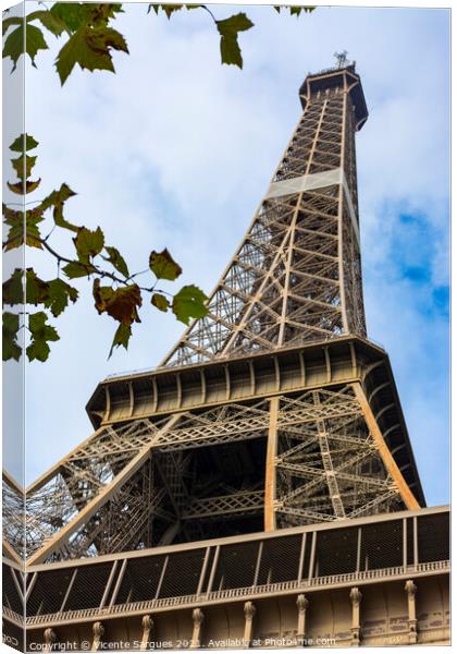 At the foot of the Eiffel tower Canvas Print by Vicente Sargues