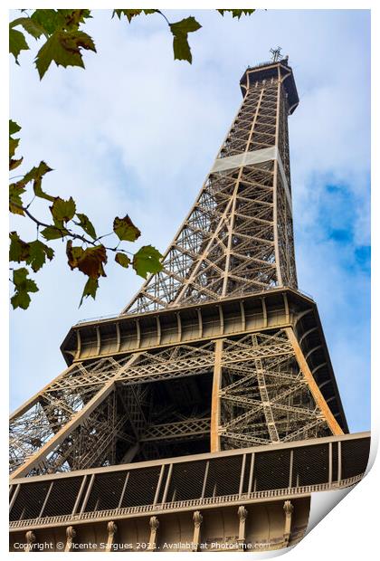 At the foot of the Eiffel tower Print by Vicente Sargues