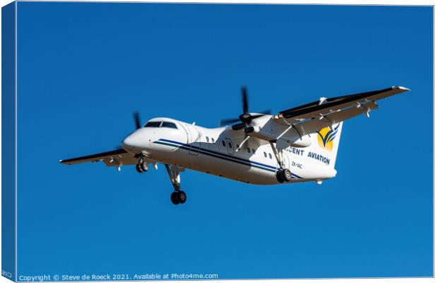 de Havilland Dash 8 comes in to land Canvas Print by Steve de Roeck