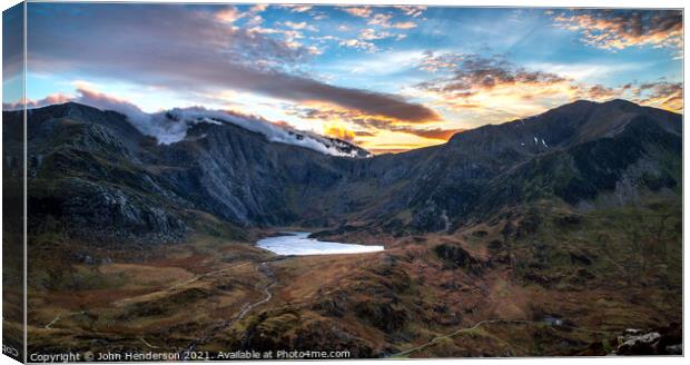 Llyn Idwal sunset Canvas Print by John Henderson