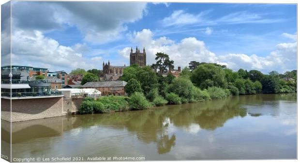 Hereford cathedral   Canvas Print by Les Schofield