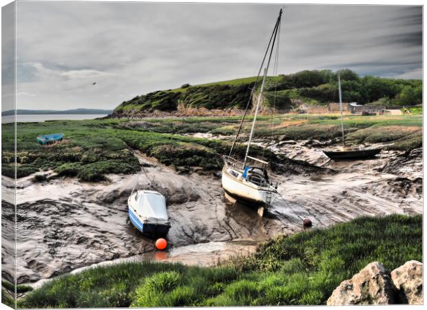 Boats sitting in Clevedon harbour mud at low tide Canvas Print by mark humpage