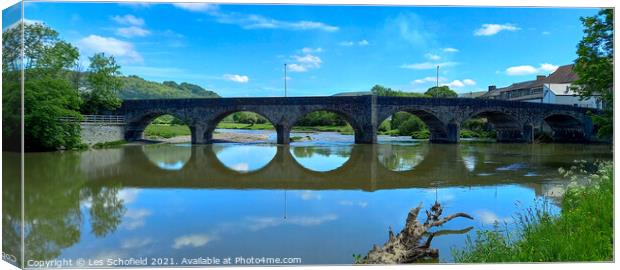 Bridge at bluith wells  on river wye Canvas Print by Les Schofield
