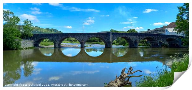 Bridge at bluith wells  on river wye Print by Les Schofield