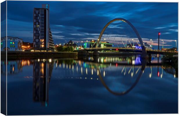 The Squinty Bridge on the River Clyde. Canvas Print by Rich Fotografi 