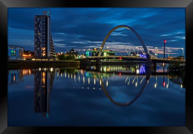 The Squinty Bridge on the River Clyde. Framed Print by Rich Fotografi 