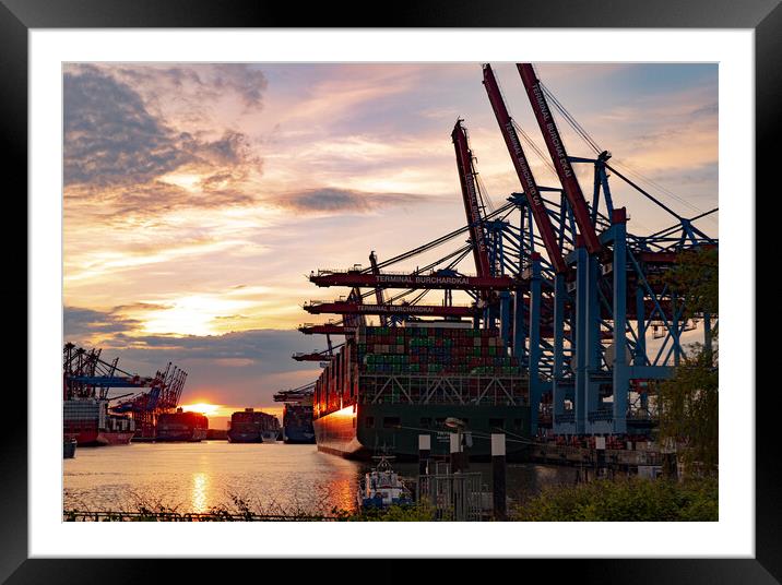 Sunset over the port of Hamburg - CITY OF HAMBURG, GERMANY - MAY 10, 2021 Framed Mounted Print by Erik Lattwein