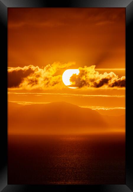 Skye sun Framed Print by Duncan Loraine