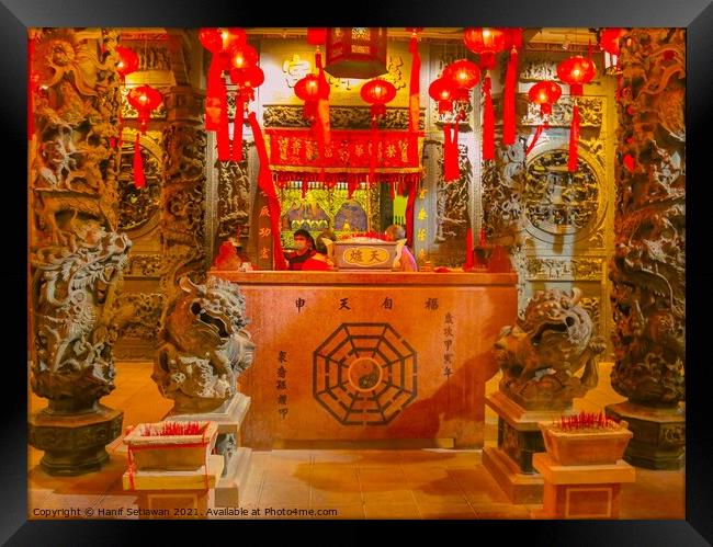 Hotel reception in ancient Chinese temple style. Framed Print by Hanif Setiawan