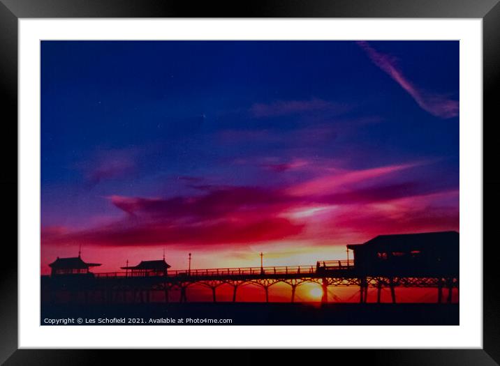 St Annes Pier  Framed Mounted Print by Les Schofield
