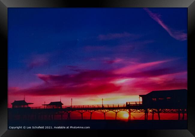 St Annes Pier  Framed Print by Les Schofield