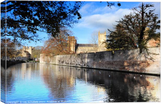 Bishops palace Wells Canvas Print by Les Schofield