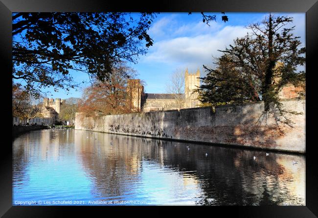 Bishops palace Wells Framed Print by Les Schofield