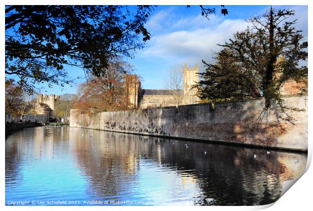 Bishops palace Wells Print by Les Schofield