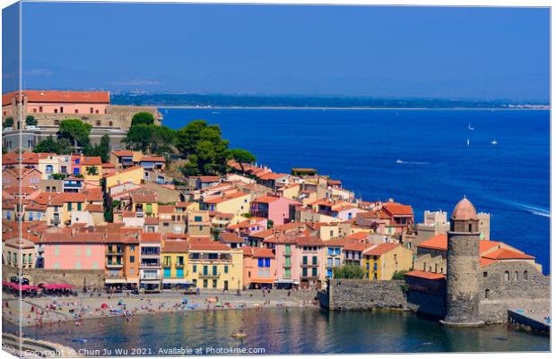 The old town of Collioure, a seaside resort in Southern France Canvas Print by Chun Ju Wu