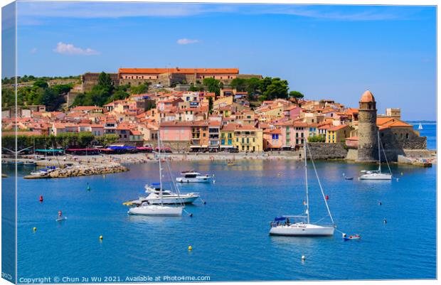 The old town of Collioure, a seaside resort in Southern France Canvas Print by Chun Ju Wu