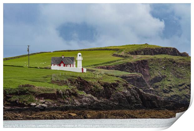 Dingle Lighthouse on cliff coast of Dingle peninsu Print by Christian Lademann