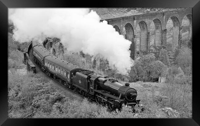 Jacobite steam train glenfinnan viaduct Framed Print by stuart bingham