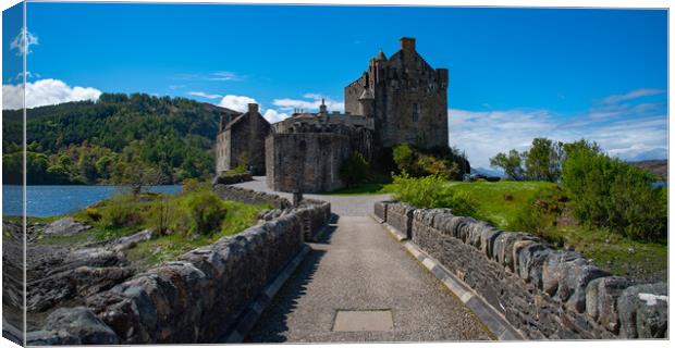 Eilean Donan castle scotland Canvas Print by stuart bingham