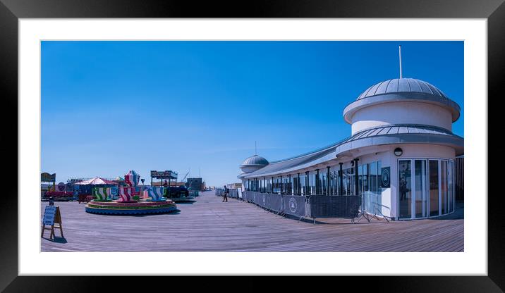 Hastings pier. Framed Mounted Print by Bill Allsopp