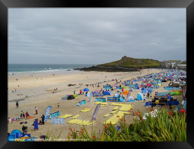 Busy St Ives beach   Framed Print by Les Schofield