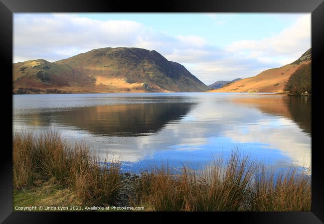  Crummock Water towards Mellbreak and Lanthwaite . Framed Print by Linda Lyon