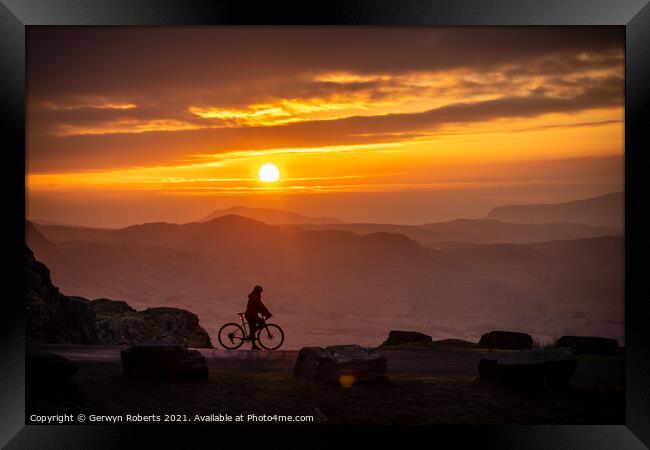 Cyclist's silhouette durning Sunrise Framed Print by Gerwyn Roberts