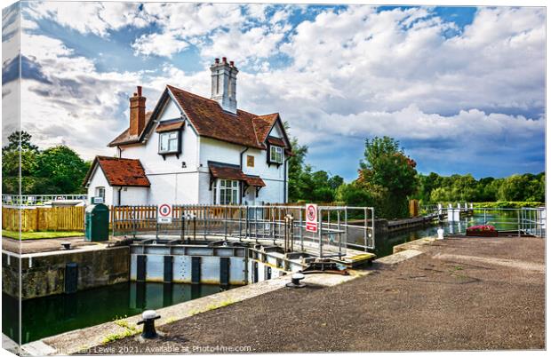 The Lock Keeper's Cottage At Goring Canvas Print by Ian Lewis