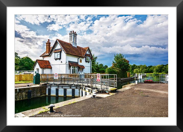 The Lock Keeper's Cottage At Goring Framed Mounted Print by Ian Lewis