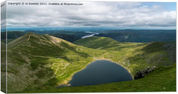 Red Tarn, The Lake District Canvas Print by Jo Sowden