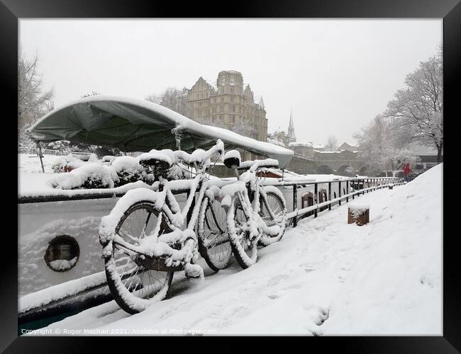 Snow on the Avon Canal Framed Print by Roger Mechan