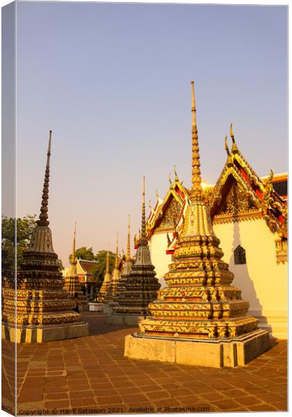 A group of small stupa at Phra Chedi Rai Buddha te Canvas Print by Hanif Setiawan