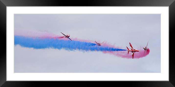 The Red Arrows Framed Mounted Print by Ian Middleton
