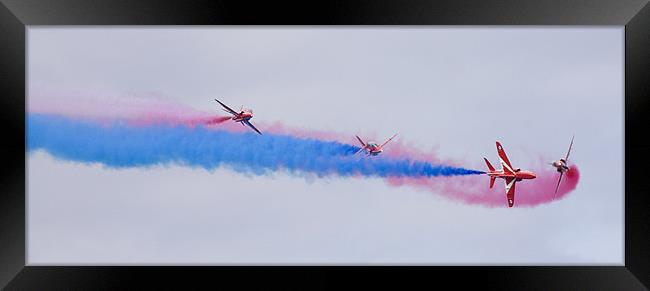 The Red Arrows Framed Print by Ian Middleton