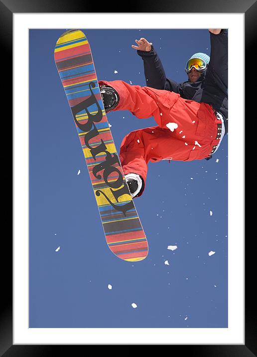 Snowboard jumping on Vogel mountain Framed Mounted Print by Ian Middleton