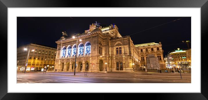 Vienna State Opera building in the city center - VIENNA, AUSTRIA, EUROPE - AUGUST 1, 2021 Framed Mounted Print by Erik Lattwein