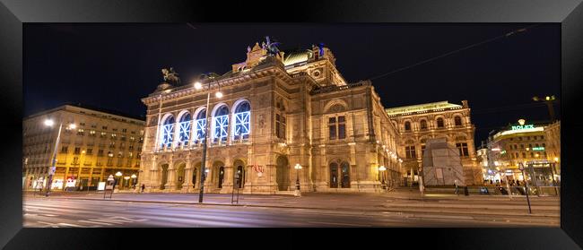 Vienna State Opera building in the city center - VIENNA, AUSTRIA, EUROPE - AUGUST 1, 2021 Framed Print by Erik Lattwein