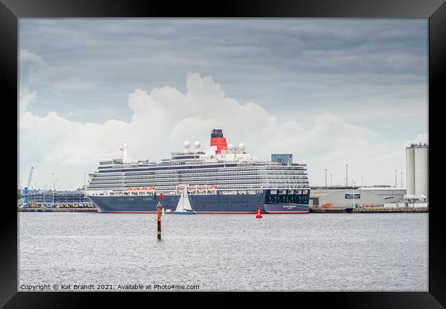 Cunard Queen Elizabeth at Southampton Framed Print by KB Photo