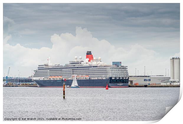 Cunard Queen Elizabeth at Southampton Print by KB Photo