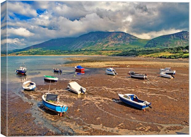 Trefor Harbour at Low Water Canvas Print by chris hyde