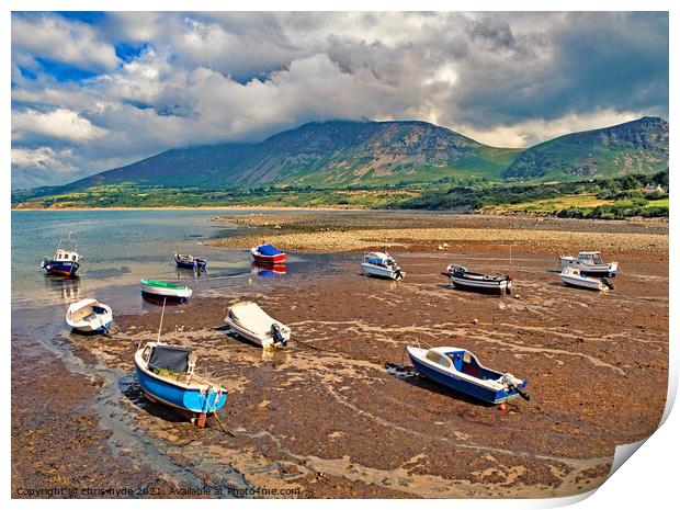 Trefor Harbour at Low Water Print by chris hyde
