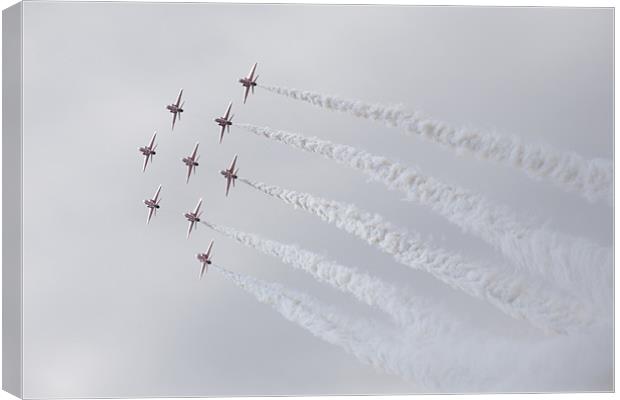 The Red Arrows glistening in the sunlight Canvas Print by Ian Middleton