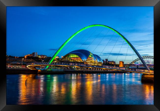 Newcastle at night Framed Print by chris smith