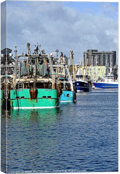 Plymouth's bustling fish market Canvas Print by Roger Mechan