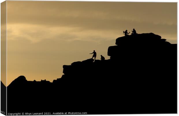 Sunset tourism at stanage edge, a couple take a selfie, climbers too Canvas Print by Rhys Leonard
