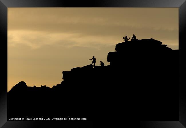 Sunset tourism at stanage edge, a couple take a selfie, climbers too Framed Print by Rhys Leonard